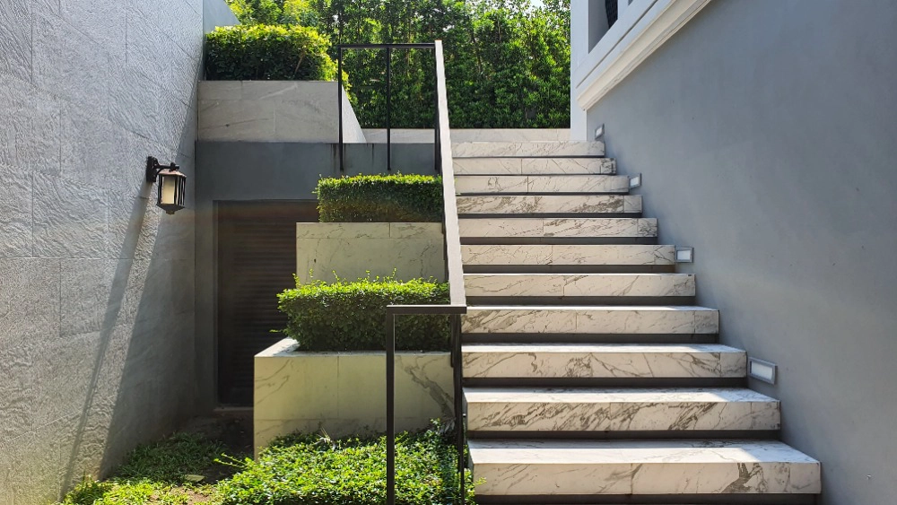 Escaleras exteriores con vegetación al lado